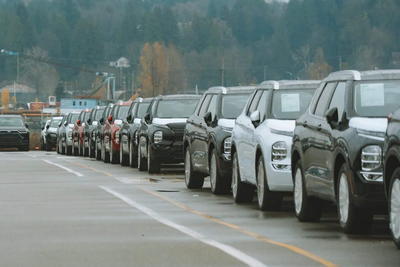 Buying a 2025 Model Late in the Year: When Discounts Beat Waiting for 2026