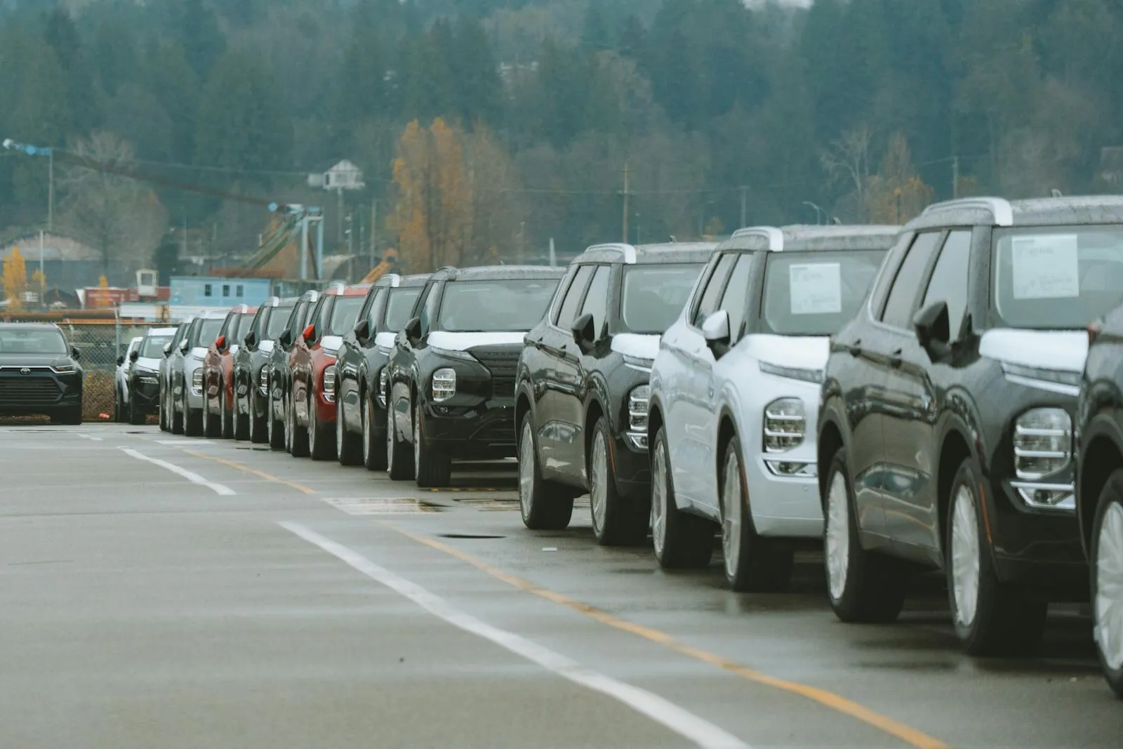 Leftover 2025s on Dealer Lots in May 2026 — When to Take the Discount, When the 2026 Is Worth More